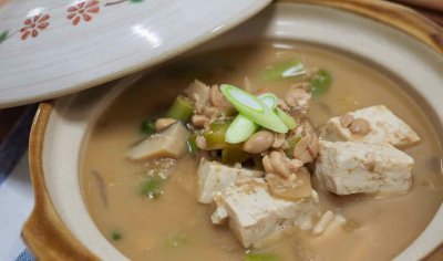 왜 잘 챙겨 먹는데도 항상 피곤할까? 당신의 '생명 배터리', 효소의 경고입니다.